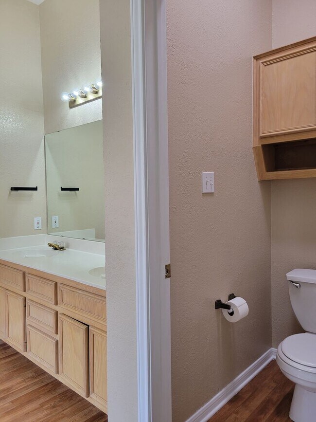 Building Photo - 3bd/2ba house close to major shopping, restaurants, and Ft. Hood!