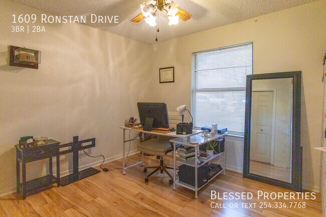 Building Photo - 1609 Ronstan Dr