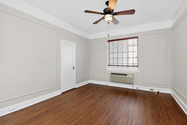 Building Photo - Absolutely stunning penthouse level unit in the historic Poplar building in Charlotte's tree line...