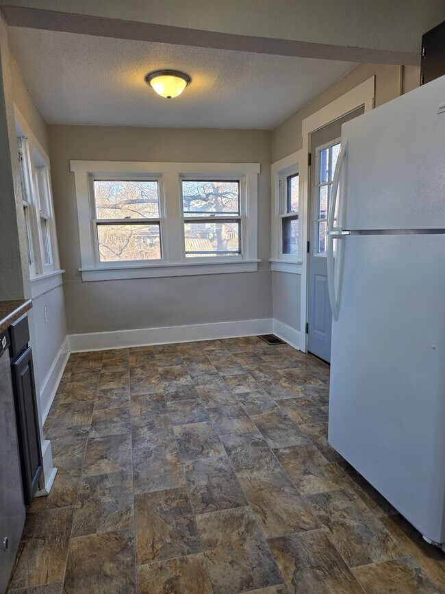 Building Photo - Large 3 Bedroom newly updated house for rent!