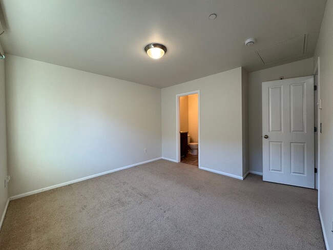 Building Photo - 2 Bed, 3 Bath in Cordata Neighborhood