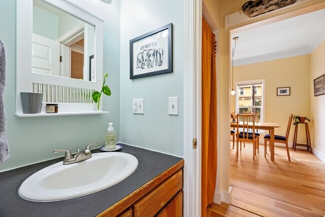 Building Photo - Fully Furnished Northside Bungalow Available for Month of August, 2026