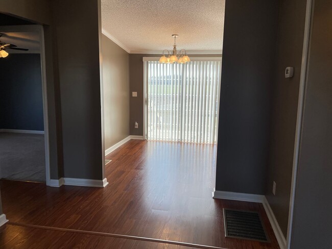 Building Photo - Newly Renovated 3 Bed, 2 Bath