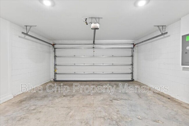 Building Photo - 5131 Magnolia Palm Dr