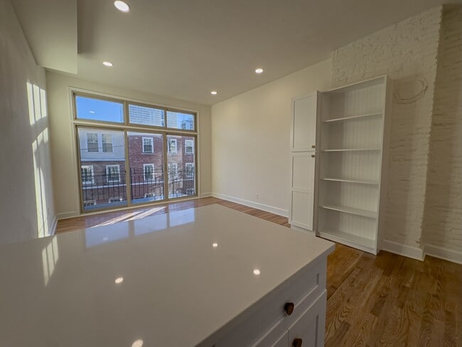 Building Photo - 1934 Green St