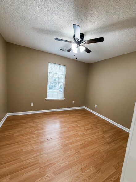 Building Photo - 304 Spring Creek Dr