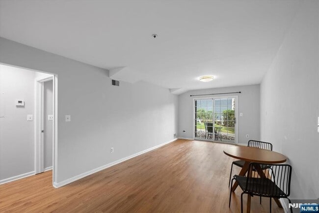 Building Photo - 372 Cambridge Dr