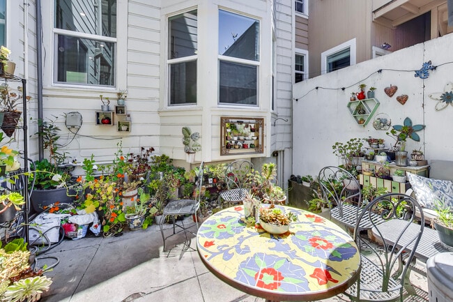 Building Photo - 554a Natoma St