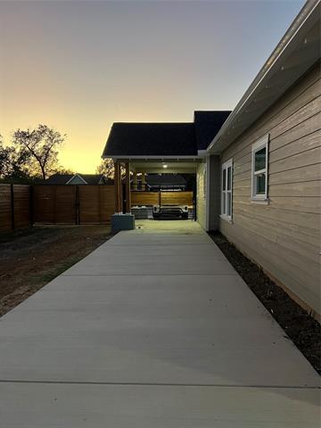 Building Photo - 615 Luxton St