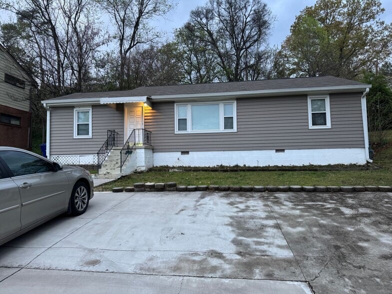 Primary Photo - 711 Barton Ave