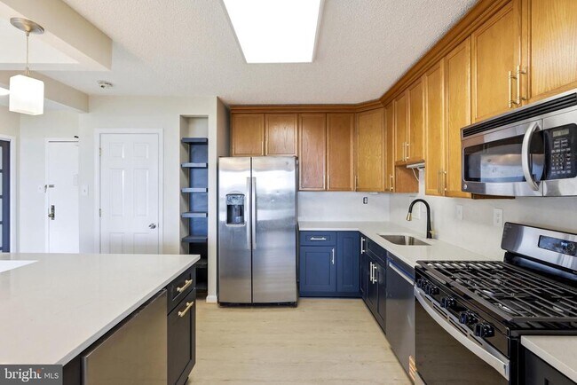 Building Photo - 3705 S George Mason Dr