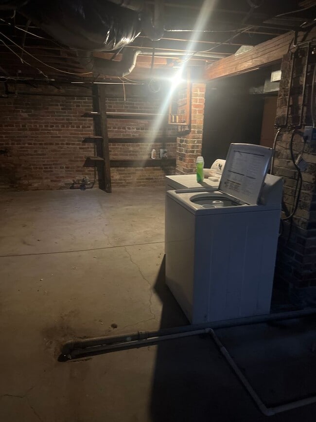 Building Photo - Coming soon! Freshly painted!