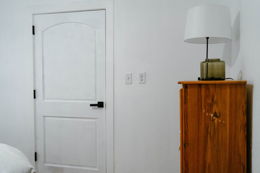 Building Photo - 711 S Phillips Ave