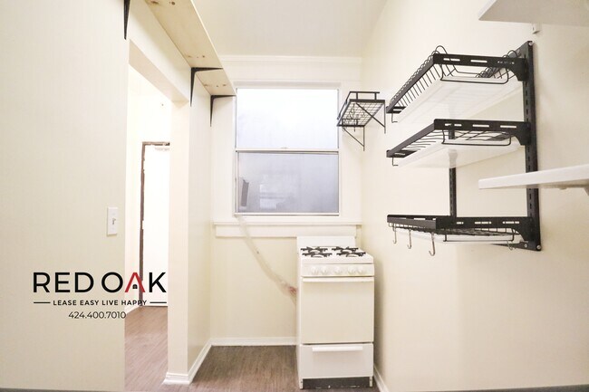 Building Photo - Completely Remodeled Top Floor Studio With...