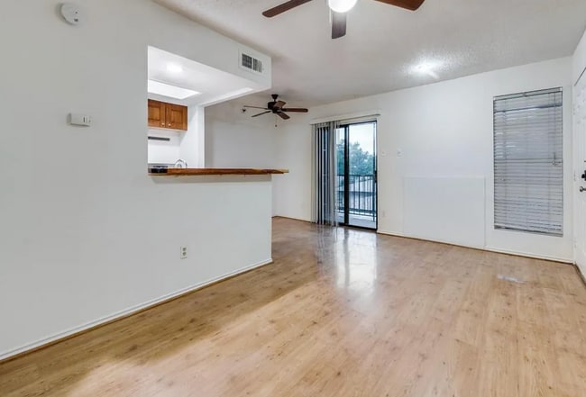 Building Photo - 5916 Gaston Ave