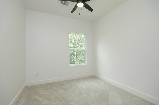 Building Photo - For Lease | 4 Bed, 2.5 Bath | 1,450 Sq Ft |