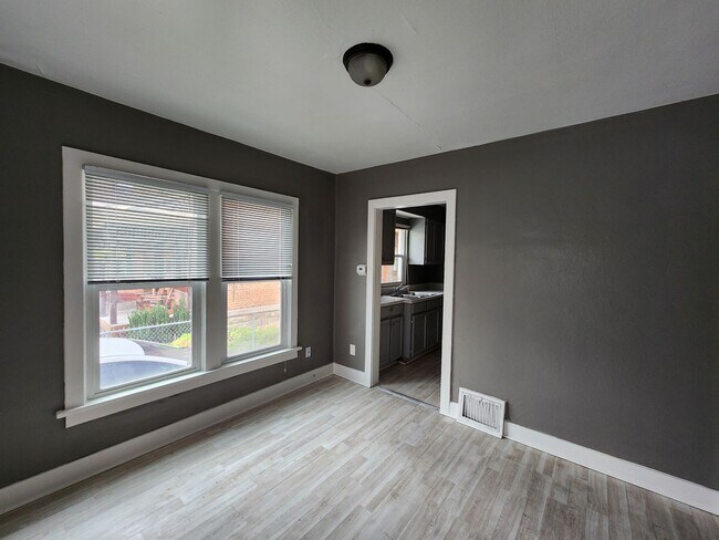 Building Photo - F99if500 (Duplex) ***