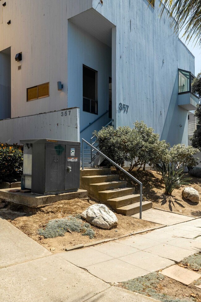 Building Photo - 357 Playa Del Sur St