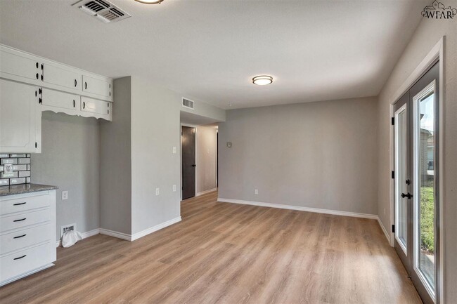 Building Photo - 1113 Lincoln Dr
