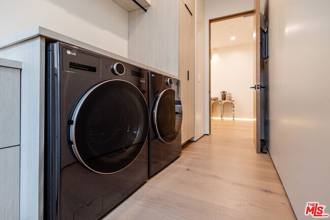 Building Photo - 4703 Saloma Ave