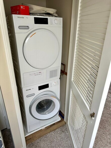 Building Photo - 537 N Adams St