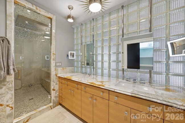 Building Photo - 1124 Dilworth Crescent Row