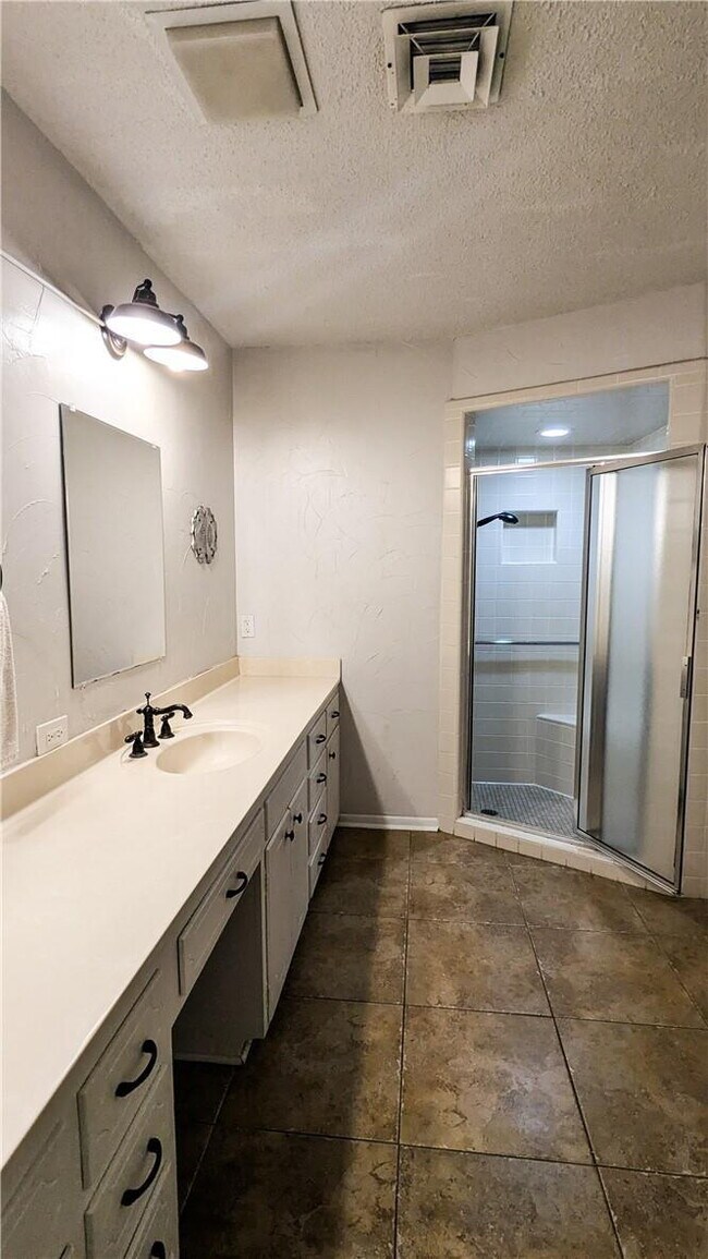 Building Photo - ***LABOR DAY SPECIAL! $600 OFF FIRST FULL ...
