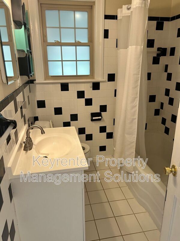 Building Photo - 127 College Cir