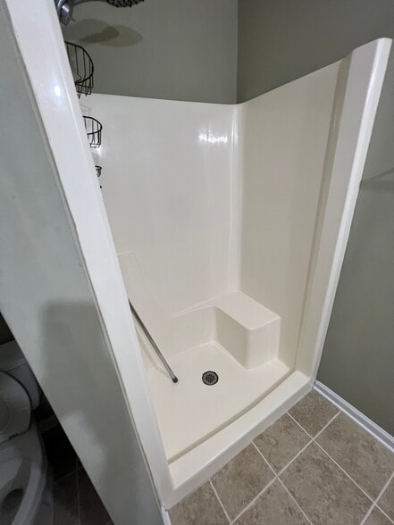 Shower Master Bathroom - 140 Coral Ln