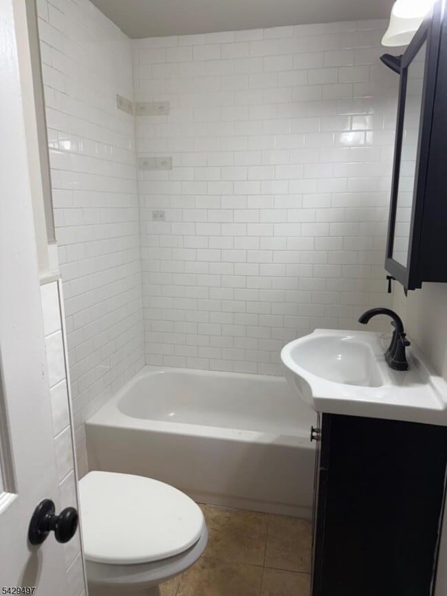 Building Photo - 85 Holsman St