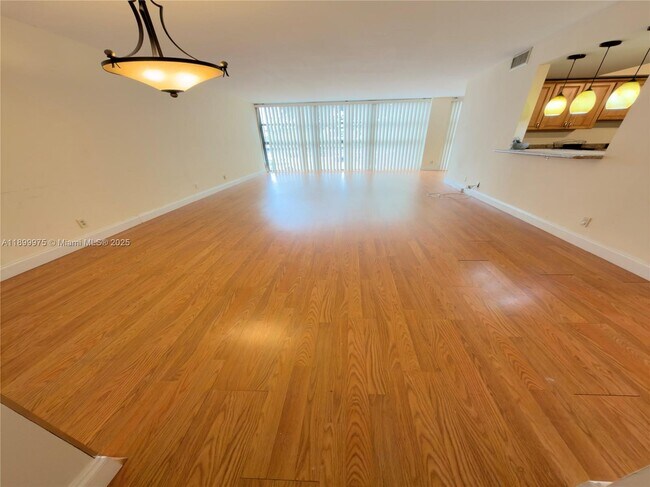 Building Photo - 400 Leslie Dr