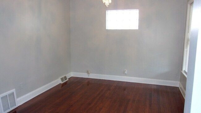 Building Photo - 50 W 108th St