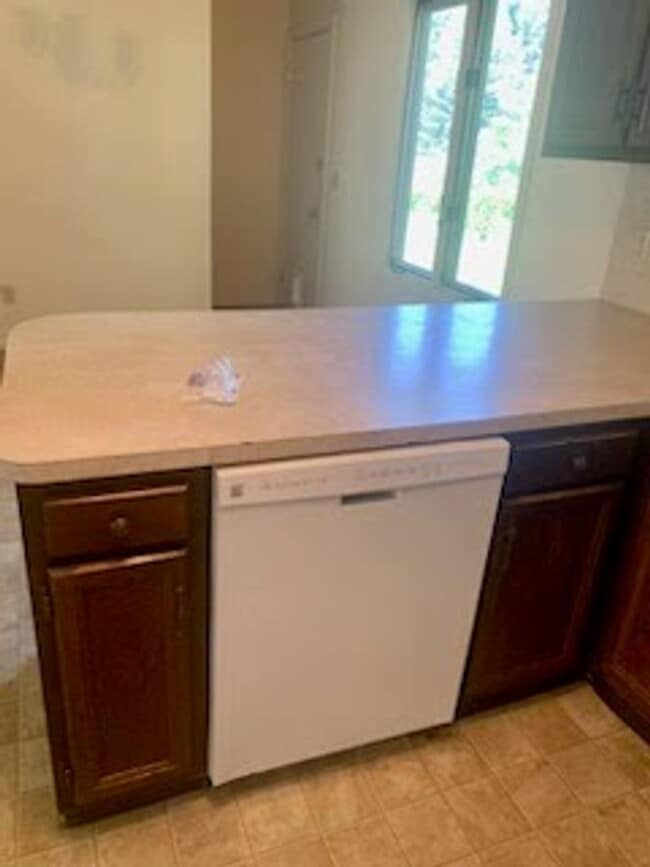 Building Photo - Spacious Heights 3 Bed!