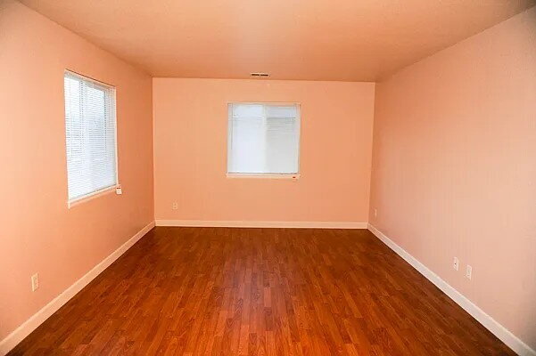 Building Photo - ***COMING SOON***  Spacious, Pet-Friendly 3 bed, 2 bath duplex in Englewood!