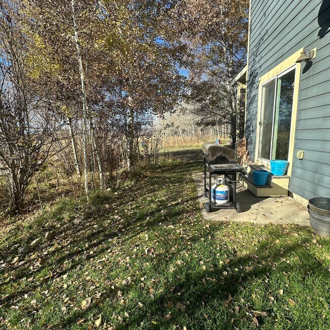 Building Photo - Spacious  3 bedroom 2.5 bathroom townhouse