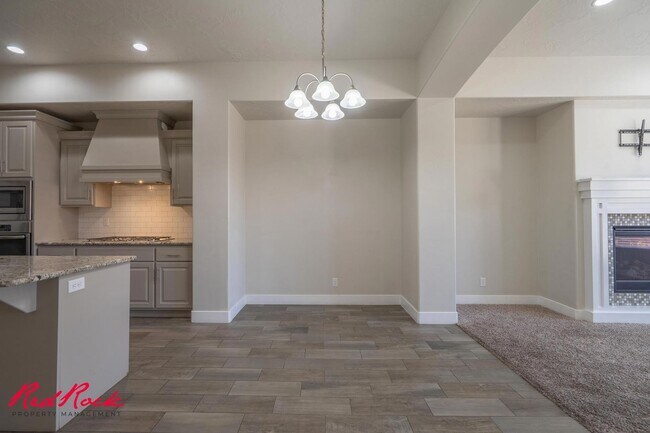 Building Photo - Pet Friendly 4 Bedroom Home! Internet Incl...