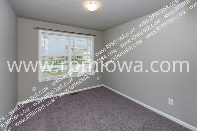 Building Photo - 4721 NE Oak Dr
