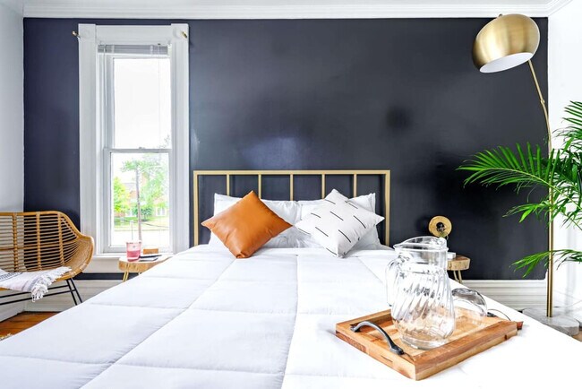 Building Photo - 256 W Poplar Ave