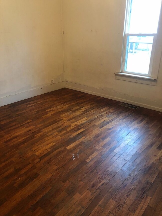 Building Photo - $850 - 2 bed 1 bath - Single Family Home