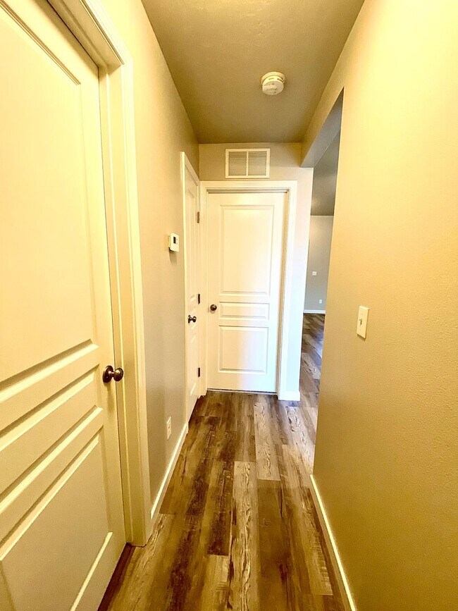 Building Photo - 4 Bedroom + Bonus with 2 baths available 8/22