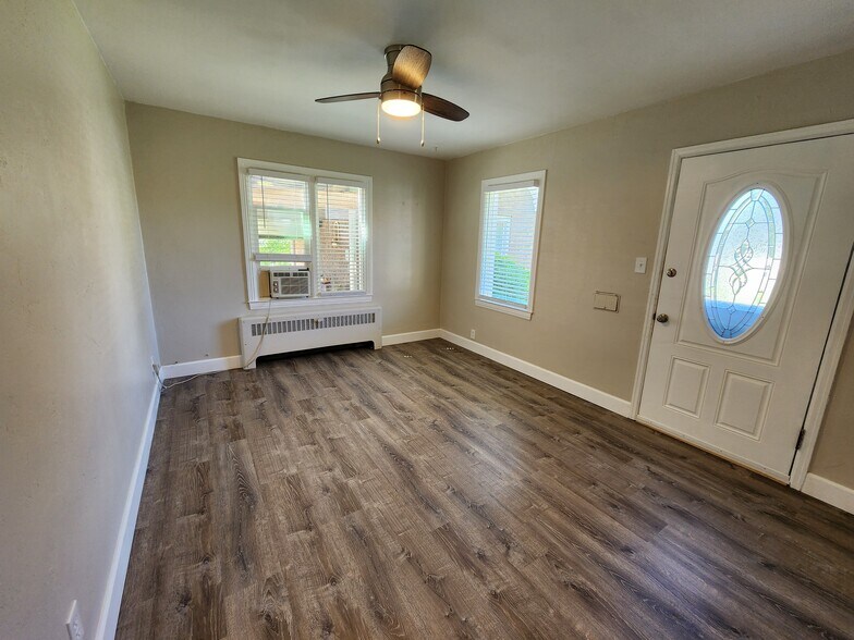 Building Photo - 210 E 4800 S