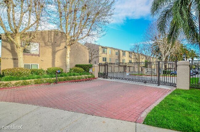 Building Photo - 5460 Dobbs St
