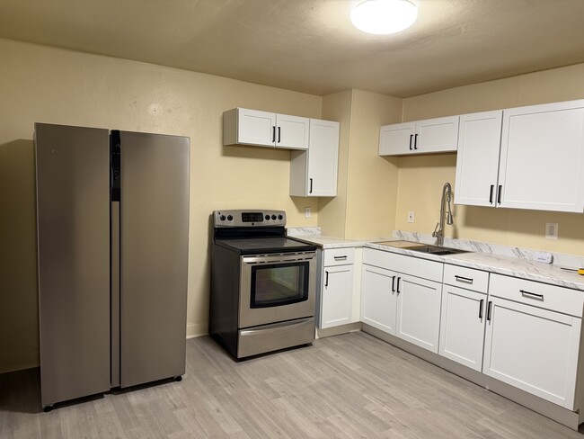 Building Photo - 903 Cliff St