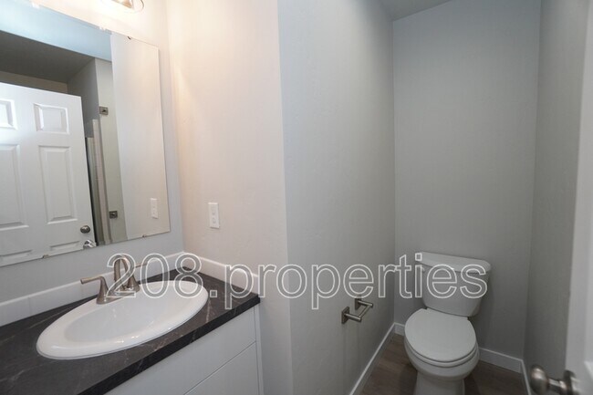 Building Photo - 1218 W Bass River Dr