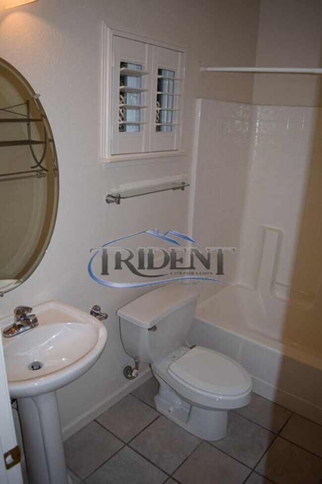 Building Photo - 4 bedroom, 3 bath house with den/office