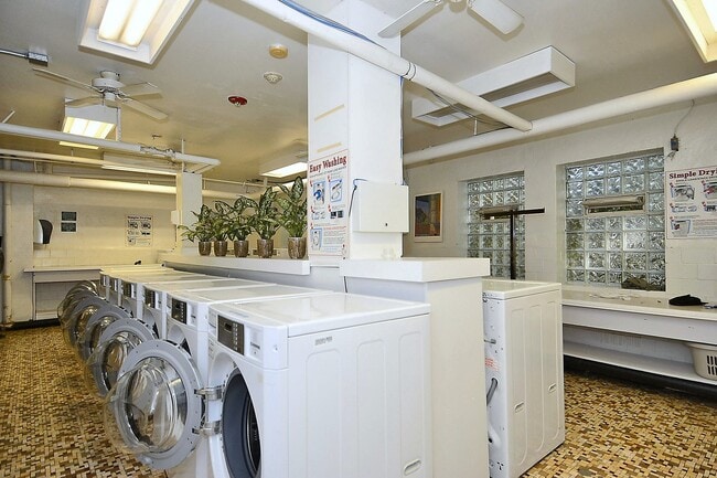 Building Photo - Spacious efficiency right in between Dupon...