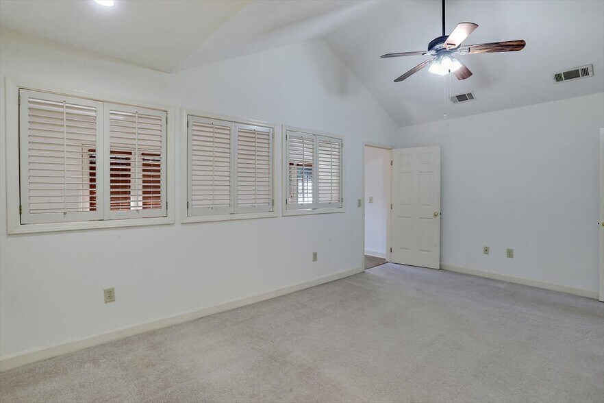Building Photo - 1330 Roxbury Ct