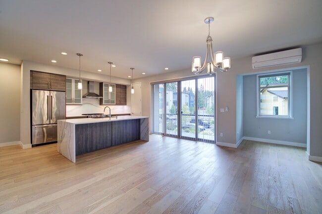 Building Photo - 4Bd/3Ba Bellevue Townhouse