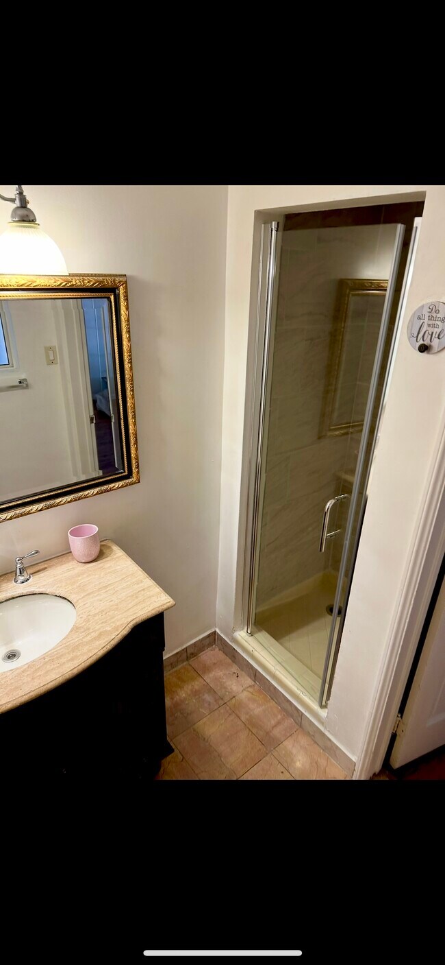 PRIVATE Bathroom - 4751 Sunnyslope Ave