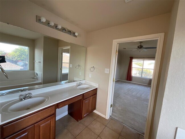 Building Photo - 4427 Meadowside Ln